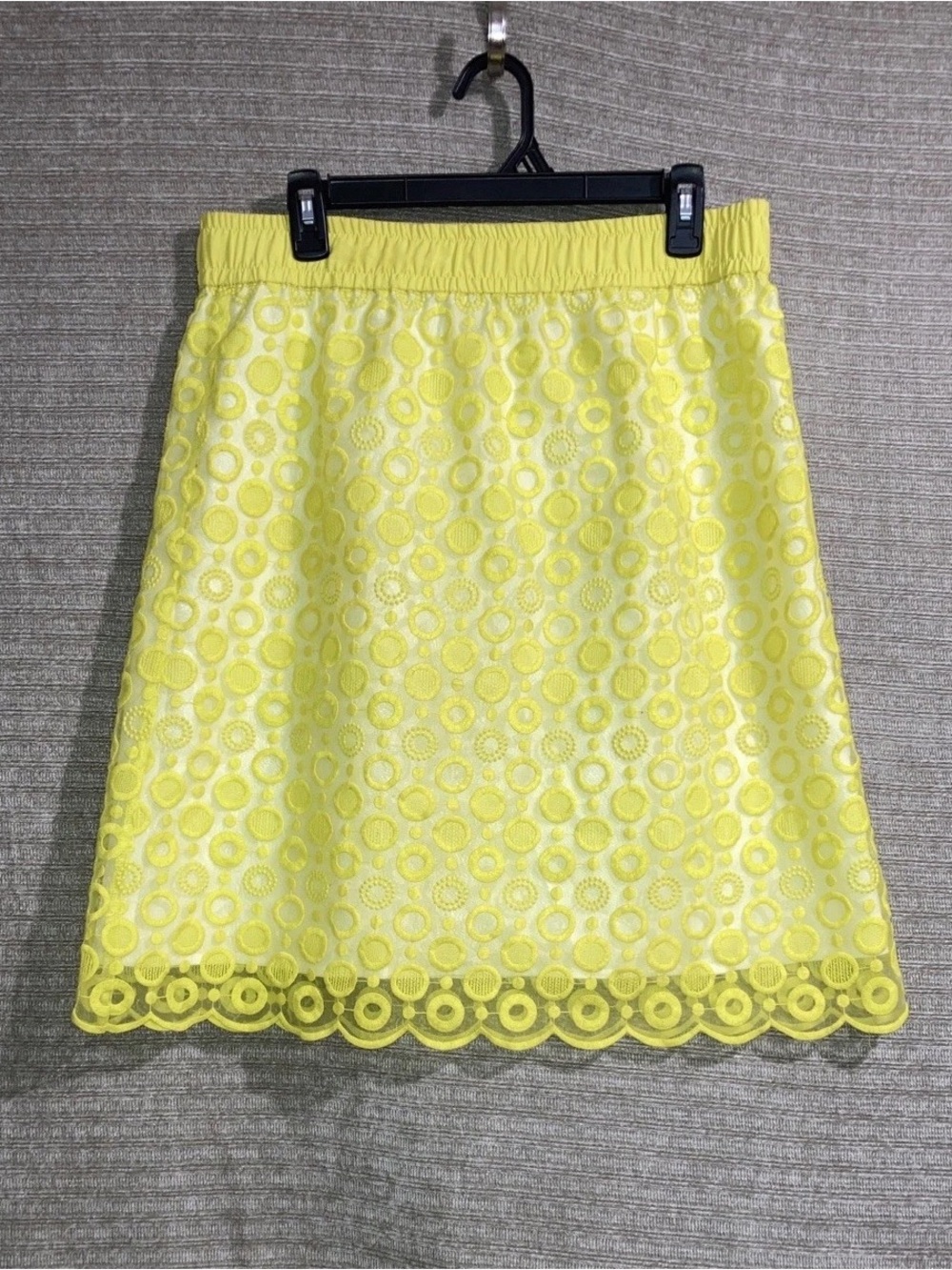 Liz Claiborne Geometric Lace Overlay Neon yellow women’s Skirt Scalloped Edge M